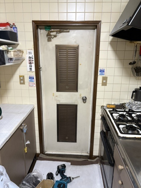 勝手口ドア（施工前内観）