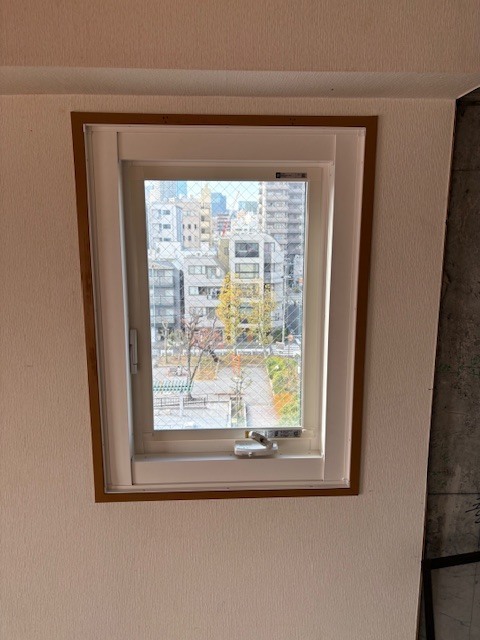 たて辷り出し窓カバー工法アルミ樹脂複合サッシ施工後