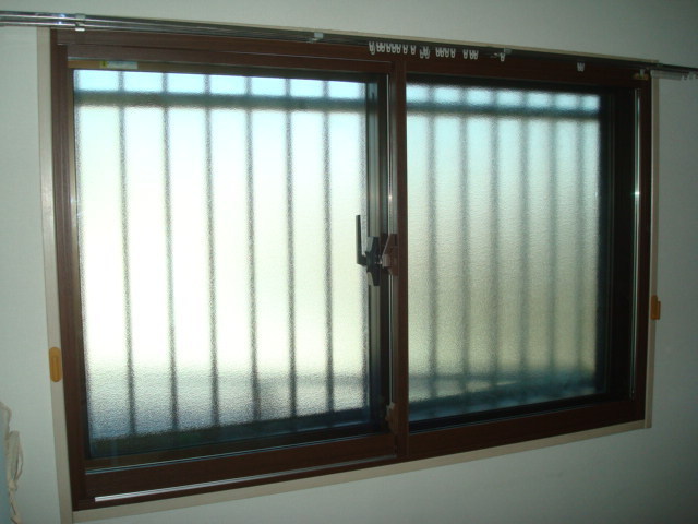 共用廊下側の窓に内窓設置