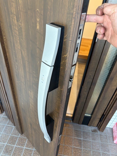 鍵穴を隠すすっくリデザインのＳ型ハンドル