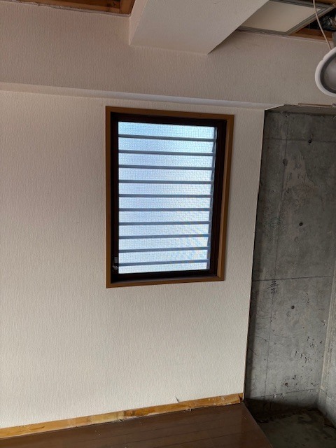 既存ガラスルーバー窓
