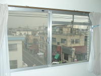 引き違い窓に透明の真空ガラス施工
